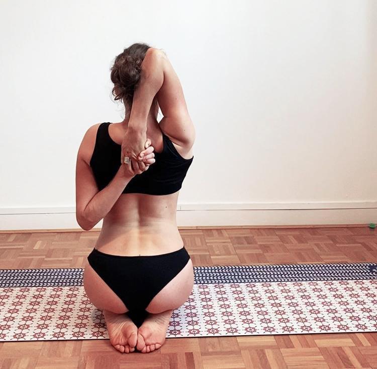 Quelles positions de yoga en fin de grossesse quand on a mal au dos ?