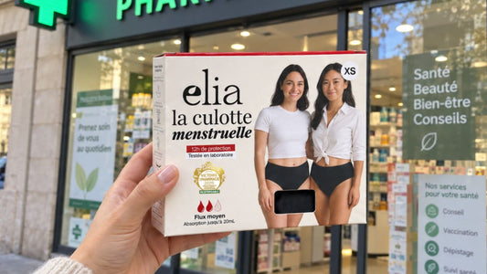 Boîte de culotte menstruelle Elia flux moyen tenue devant une pharmacie, Victoire de la Pharmacie Responsable 2026
